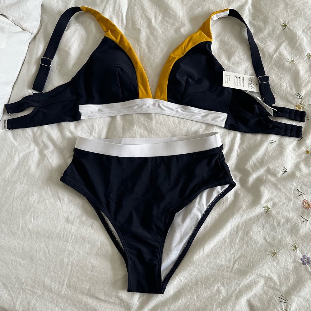 Cupshe 2 piece bathing suit. NWT